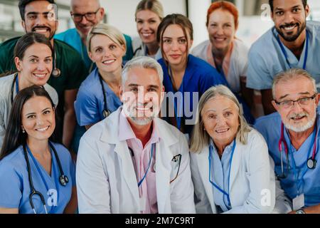 Ritratto di medici felici, infermieri e altro personale medico in ospedale. Foto Stock