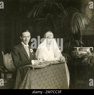 Sposo e Sposa sposarsi in una chiesa, Italia 1920s Foto Stock