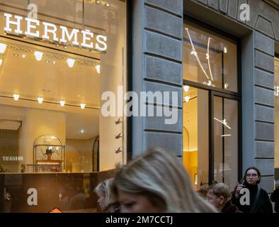 Vetrina del marchio Hermes di lusso a Milano via Montenapoleone Foto Stock