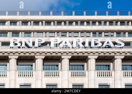 Cartello in cima alla sede della BNP Paribas Bank situata su Boulevard des Italiens a Parigi, Francia Foto Stock