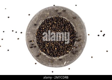pepe nero con mortaio di pietra nero isolato su fondo bianco. Pepe nero secco. Malta di pietra fatta a mano mortaio. Pietra vecchio mortaio che è stato usato per un lo Foto Stock