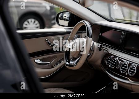 Minsk, Bielorussia, gennaio 2023 - interni di lusso e cruscotto di una mercedes Foto Stock