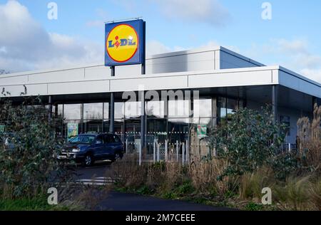 Vista su un supermercato Lidl a Chichester, West Sussex. Il supermercato di sconto Lidl ha rivelato che le sue vendite sono saltate di quasi un quarto durante il periodo festivo chiave come ha detto che è stato sostenuto dagli acquirenti che si sono passati dai rivali in mezzo a preoccupazioni di bilancio. Il rivenditore ha dichiarato che le vendite sono aumentate del 24,5% nelle quattro settimane fino a dicembre 25, rispetto allo stesso periodo del 2021. Data immagine: Lunedì 9 gennaio 2023. Foto Stock