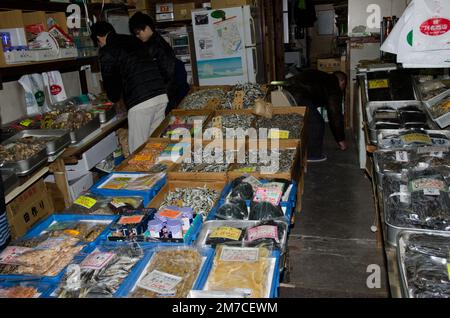 Tokyo, 14 dicembre 2017: Pesce essiccato e negozio di alimenti disidratati nel mercato di Tsukiji. Honshu. Giappone. Foto Stock