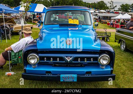 Iola, WI - 07 luglio 2022: Vista frontale in prospettiva alta di un camioncino Ford F100 del 1953 in una fiera automobilistica locale. Foto Stock