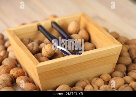 cracker su una cassa di legno piena di noci Foto Stock
