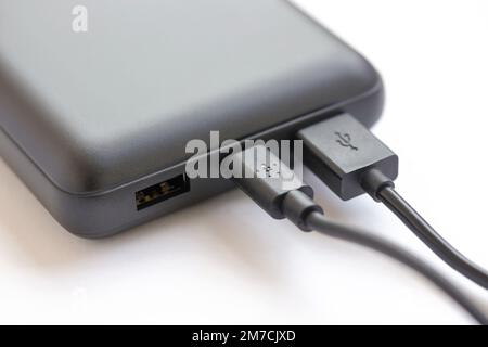 KIEV, UCRAINA - 4 MAGGIO 2022 batteria Powerbank portatile con logo di Belkin International, produttore americano di elettronica di consumo specializzata in dispositivi di connettività Foto Stock