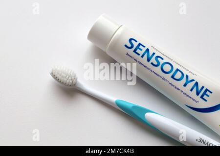 KIEV, UCRAINA - 4 MAGGIO 2022 Sensodyne fluoro o fluor è un dentifricio al fluoro che aiuta a proteggere contro la sensibilità dei denti Foto Stock