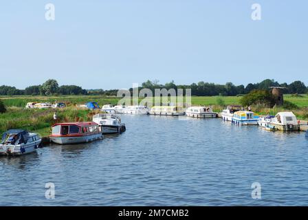 Barche sul fiume ANT a Ludham Bridge, Norfolk, East Anglia UK, in estate Foto Stock