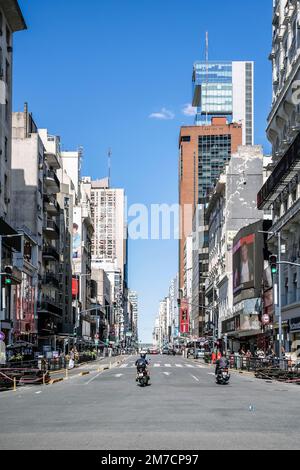 Buenos Aires, Argentina - 2 gennaio 2023: Una strada trafficata nella zona centrale di Buenos Aires con i mezzi pubblici e il traffico. Vita di strada, concetto di città urbana. Foto di alta qualità Foto Stock