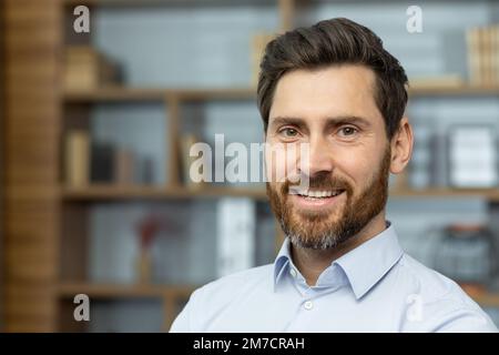 Primo piano uomo d'affari in camicia sorridente e guardando la macchina fotografica, uomo di successo in ufficio soddisfatto con i risultati di realizzazione, investitore maturo finanziere headshot. Foto Stock