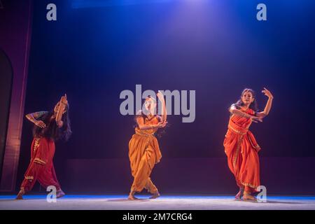 Dhaka, Bangladesh. 08th Jan, 2023. Gli artisti ballano durante il Dacca Lit Fest. Il festival Lit di Dhaka, della durata di quattro giorni, che ha riunito un mix diversificato di scrittori, registi, musicisti e artisti migliori del mondo, si è concluso con una riaffermazione del suo impegno a promuovere la cultura, la letteratura e le arti del Bangladesh alla Bangla Academy di domenica. Il festival si è concluso ufficialmente con una recitazione, una performance di danza e una performance musicale. Credit: SOPA Images Limited/Alamy Live News Foto Stock