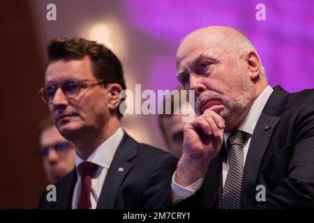 09 gennaio 2023, Renania settentrionale-Vestfalia, Colonia: Ulrich Silberbach (r), presidente della dbb, e Hendrik Wüst (CDU), ministro presidente della Renania settentrionale-Vestfalia, si riuniscono accanto alla conferenza annuale dell'Associazione tedesca della funzione pubblica (dbb) presso il centro congressi di Koelnmesse. Foto: Rolf Vennenbernd/dpa Foto Stock