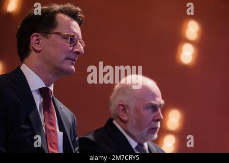 09 gennaio 2023, Renania settentrionale-Vestfalia, Colonia: Ulrich Silberbach (r), presidente della dbb, e Hendrik Wüst (CDU), ministro presidente della Renania settentrionale-Vestfalia, si riuniscono accanto alla conferenza annuale dell'Associazione tedesca della funzione pubblica (dbb) presso il centro congressi di Koelnmesse. Foto: Rolf Vennenbernd/dpa Foto Stock