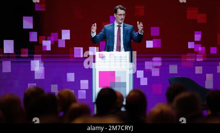 09 gennaio 2023, Renania settentrionale-Vestfalia, Colonia: Hendrik Wüst (CDU), Ministro Presidente della Renania settentrionale-Vestfalia, interviene alla conferenza annuale della Federazione tedesca della funzione pubblica (dbb) presso il Centro Congressi di Koelnmesse. Foto: Rolf Vennenbernd/dpa Foto Stock