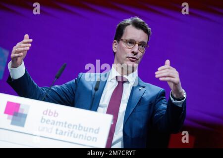 09 gennaio 2023, Renania settentrionale-Vestfalia, Colonia: Hendrik Wüst (CDU), Ministro Presidente della Renania settentrionale-Vestfalia, interviene alla conferenza annuale della Federazione tedesca della funzione pubblica (dbb) presso il Centro Congressi di Koelnmesse. Foto: Rolf Vennenbernd/dpa Foto Stock