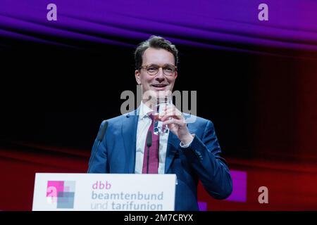 09 gennaio 2023, Renania settentrionale-Vestfalia, Colonia: Hendrik Wüst (CDU), Ministro Presidente della Renania settentrionale-Vestfalia, interviene alla conferenza annuale della Federazione tedesca della funzione pubblica (dbb) presso il Centro Congressi di Koelnmesse. Foto: Rolf Vennenbernd/dpa Foto Stock