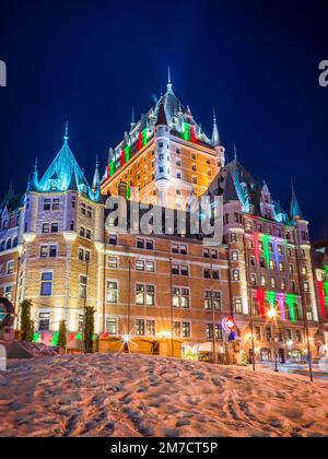 Vista dell'hotel Fairmont Chateau Frontenac con luci di Natale accese e neve nel primo piano, nella città vecchia di Quebec, Quebec, Canada Foto Stock