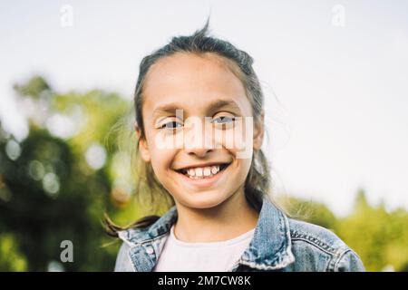 Ritratto di ragazza felice con un sorriso toothy Foto Stock