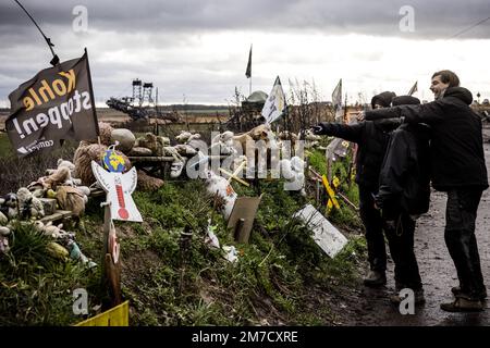 Lutzerath, Erkelenz, Germania. 09th Jan, 2023. LÜTZERATH - attivisti nel 'villaggio lignite' tedesco Lutzerath, appena oltre il confine olandese. Gli attivisti stanno occupando il villaggio per più di due anni per impedire che il villaggio venga spazzato via dalla faccia della terra in modo che il gruppo energetico RWE possa estrarre lignite lì. Il numero di attivisti è aumentato considerevolmente quando la polizia ha annunciato che avrebbero evacuato il villaggio. ANP ROB ENGELAAR netherlands OUT - belgium OUT Credit: ANP/Alamy Live News Foto Stock