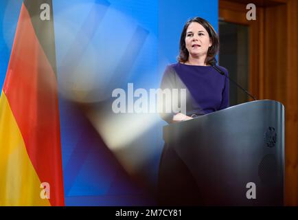 Berlino, Germania. 09th Jan, 2023. Annalena Baerbock (Bündnis 90/Die Grünen), ministro degli Esteri, interviene in una conferenza stampa dopo i colloqui con il ministro degli Esteri cipriota Kasoulides presso l'Ufficio federale degli Esteri. Credit: Bernd von Jutrczenka/dpa/Alamy Live News Foto Stock