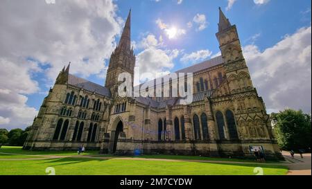 La cattedrale di Salisbury contro il cielo nuvoloso in una giornata di sole Foto Stock