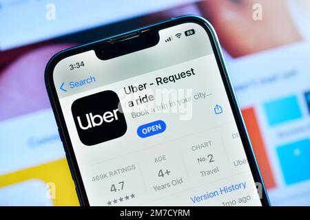 New Delhi, India – 07 gennaio 2023: App Uber su smartphone, richiesta di prenotazione taxi online Foto Stock