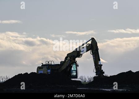 Magdeburgo, Germania. 09th Jan, 2023. Un escavatore sposta la terra in un campo. Il produttore di chip Intel desidera costruire un impianto sul campo nella periferia di Magdeburgo. Il produttore statunitense di chip ha ora ribadito il proprio impegno nei piani di investimento a Magdeburgo. Si lavora insieme al governo tedesco per portarlo al successo. Nel marzo 2022, Intel aveva annunciato che l'ultima generazione di chip sarebbe stata prodotta a Magdeburgo a partire dal 2027. Due impianti a semiconduttore devono essere costruiti in una fase iniziale di espansione. Credit: Klaus-Dietmar Gabbert/dpa/Alamy Live News Foto Stock