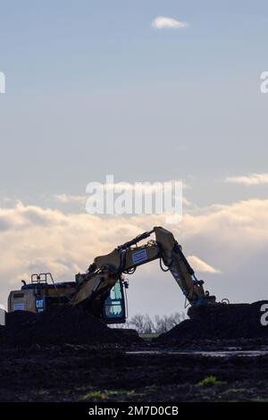 Magdeburgo, Germania. 09th Jan, 2023. Un escavatore sposta la terra in un campo. Il produttore di chip Intel desidera costruire un impianto sul campo nella periferia di Magdeburgo. Il produttore statunitense di chip ha ora ribadito il proprio impegno nei piani di investimento a Magdeburgo. Si lavora insieme al governo tedesco per portarlo al successo. Nel marzo 2022, Intel aveva annunciato che l'ultima generazione di chip sarebbe stata prodotta a Magdeburgo a partire dal 2027. Due impianti a semiconduttore devono essere costruiti in una fase iniziale di espansione. Credit: Klaus-Dietmar Gabbert/dpa/Alamy Live News Foto Stock