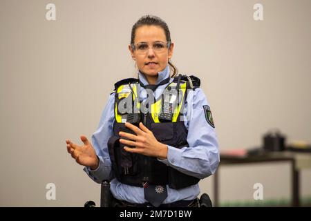 Dusseldorf, Germania. 09th Jan, 2023. Sabrina KULBATZKI, Commissaria di polizia POK, Ministro dell'interno dell'NRW Herbert Reul visita il centro di addestramento della polizia di Duesseldorf e scopre il pericolo di attacchi di coltelli contro agenti di polizia, presso la sede della polizia di Duesseldorf, il 27th aprile 2021. Credit: dpa/Alamy Live News Foto Stock