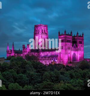 La Cattedrale di Durham si illuminò di viola per commemorare la morte della Regina Elisabetta II , Durham City, County Durham, Inghilterra, Regno Unito Foto Stock