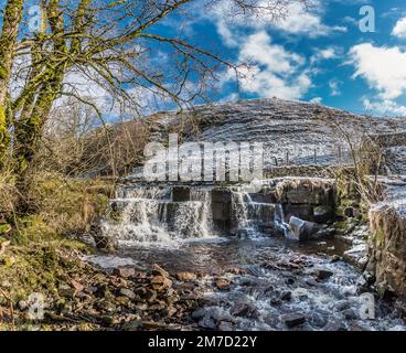 Cascata su Ettersgill Beck, Teesdale in un paesaggio vinoso Foto Stock