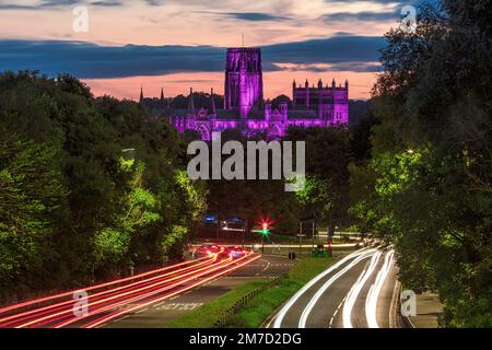 La Cattedrale di Durham si illuminò di viola per commemorare la morte della Regina Elisabetta II , Durham City, County Durham, Inghilterra, Regno Unito Foto Stock