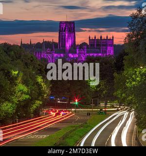 La Cattedrale di Durham si illuminò di viola per commemorare la morte della Regina Elisabetta II , Durham City, County Durham, Inghilterra, Regno Unito Foto Stock