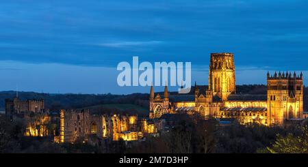 Il castello di Durham e la cattedrale di Durham sono illuminati al crepuscolo, Durham City, County Durham, Inghilterra, Regno Unito Foto Stock