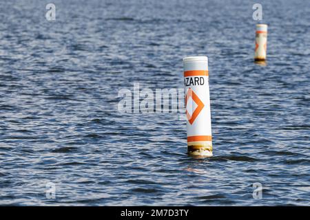 Pericolo boa di sicurezza che allerta i navigatori al pericolo di navigazione. Avvertenza nautica galleggiante di attenzione. Foto Stock