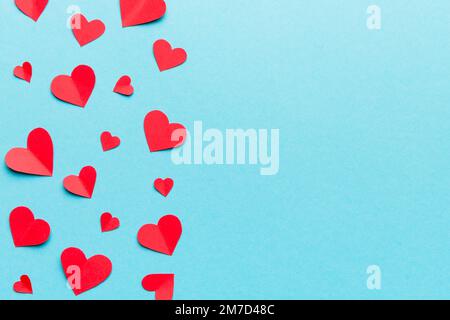 Decorazione di strada di cuori rossi. Decorazioni di strada di San Valentino  Foto stock - Alamy