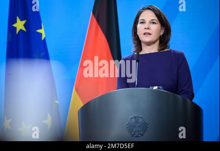 Berlino, Germania. 09th Jan, 2023. Annalena Baerbock (Bündnis 90/Die Grünen), ministro degli Esteri, interviene in una conferenza stampa dopo i colloqui con il ministro degli Esteri cipriota Kasoulides presso l'Ufficio federale degli Esteri. Credit: Bernd von Jutrczenka/dpa/Alamy Live News Foto Stock