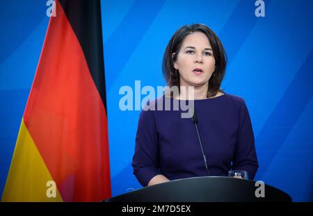 Berlino, Germania. 09th Jan, 2023. Annalena Baerbock (Bündnis 90/Die Grünen), ministro degli Esteri, interviene in una conferenza stampa dopo i colloqui con il ministro degli Esteri cipriota Kasoulides presso l'Ufficio federale degli Esteri. Credit: Bernd von Jutrczenka/dpa/Alamy Live News Foto Stock