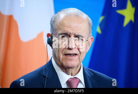 Berlino, Germania. 09th Jan, 2023. Ioannis Kasoulides, ministro degli Esteri di Cipro, intervenendo in una conferenza stampa dopo il suo incontro con il ministro degli Esteri Baerbock presso l'Ufficio federale degli Esteri. Credit: Bernd von Jutrczenka/dpa/Alamy Live News Foto Stock