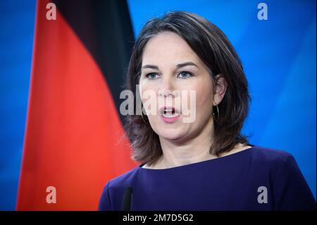 Berlino, Germania. 09th Jan, 2023. Annalena Baerbock (Bündnis 90/Die Grünen), ministro degli Esteri, interviene in una conferenza stampa dopo i colloqui con il ministro degli Esteri cipriota Kasoulides presso l'Ufficio federale degli Esteri. Credit: Bernd von Jutrczenka/dpa/Alamy Live News Foto Stock