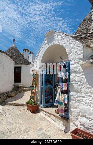 Un trullo (tradizionale edificio in pietra a secco con tetto conico) utilizzato come negozio di souvenir ad Alberobello, Puglia, Italia Meridionale. Foto Stock