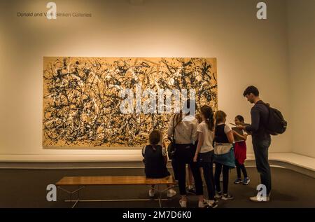 Gruppo di ragazzi della scuola di fronte al dipinto Jackson Pollock, Metropolitan Museum of Art, New York City, USA Foto Stock