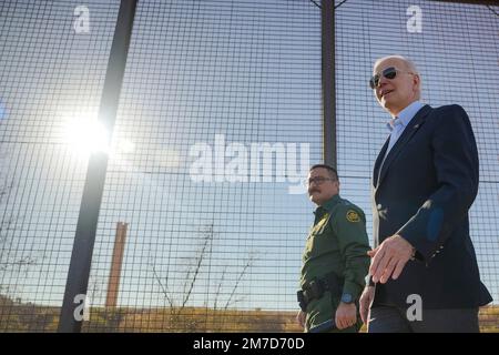 El Paso, Stati Uniti d'America. 08 gennaio 2023. Il presidente degli Stati Uniti Joe Biden, al centro, cammina con gli ufficiali della Custom and Border Patrol durante una visita al muro di confine lungo il Rio Grande, 8 gennaio 2023 a El Paso, Texas. Biden si trova a El Paso per vedere il confine meridionale dove la migrazione è ad un livello record. Credit: Adam Schultz/White House Photo/Alamy Live News Foto Stock