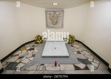 Vaticano, Vaticano. 08th Jan, 2023. Tomba del compianto Papa emerito Benedetto XVI all'interno delle grotte di S. Basilica di Pietro in Vaticano. Papa emerito Benedetto XVI morì a 95 anni il 31 dicembre nel monastero Mater Ecclesiae di Città del Vaticano, dove aveva trascorso gli ultimi dieci anni. (Foto di Stefano Costantino/SOPA Images/Sipa USA) Credit: Sipa USA/Alamy Live News Foto Stock