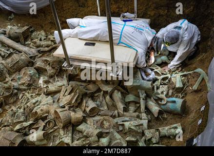 (230109) -- PECHINO, 9 gennaio 2023 (Xinhua) -- Zhao Hao (L), professore associato all'Università di Pechino, responsabile dello scavo della fossa sacrificale n.8, lavora con l'archeologo Ren Junfeng nella fossa sacrificale n.8 del sito delle rovine di Sanxingdui nella provincia sudoccidentale del Sichuan, il 1 giugno 2022. (Xinhua/Shen Bohan) Foto Stock