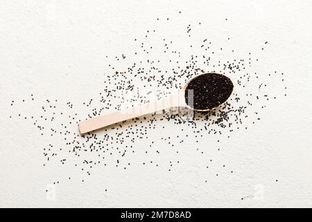 semi di quinoa in cucchiaio su fondo colorato. Kinwa sano in cucchiaio piccolo. Superfood sano. Foto Stock