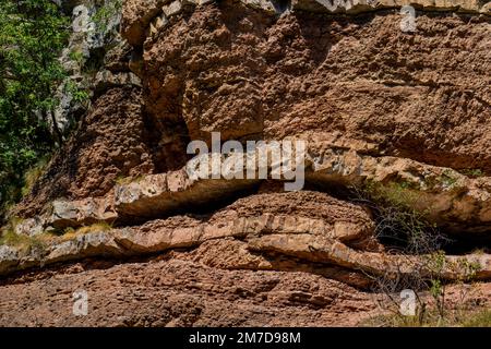 Ammira le formazioni geologiche della gola del fiume Boljetin nella Serbia orientale Foto Stock