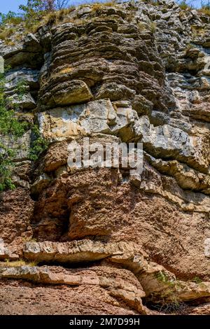 Ammira le formazioni geologiche della gola del fiume Boljetin nella Serbia orientale Foto Stock