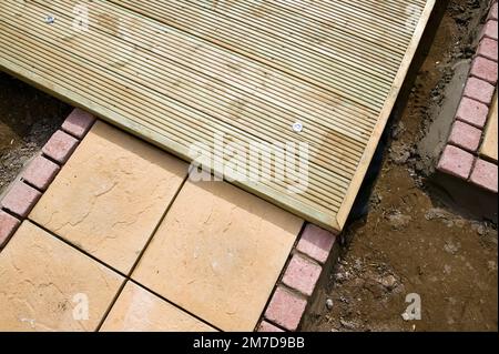 Preparazione di aree in piedi e di pavimentazione in un piccolo giardino e posa di piante da piantare. Foto Stock